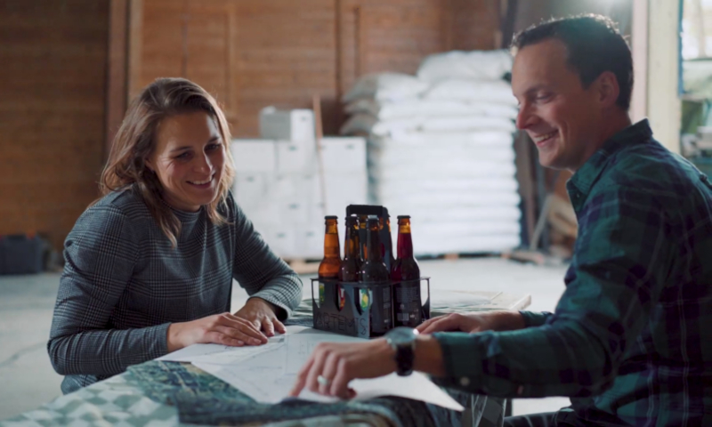 Laura en Theo van Brouwerij Artemis / screenshot Youtube